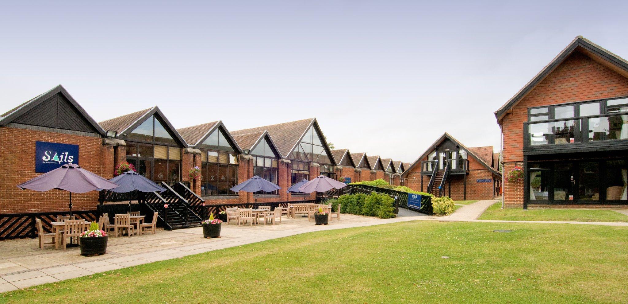 Macdonald Elmers Court Hotel y Resort Lymington Exterior foto
