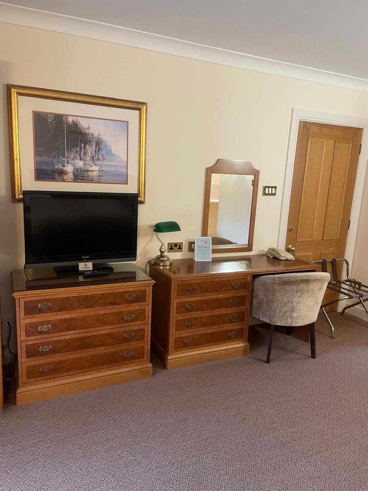 Macdonald Elmers Court Hotel y Resort Lymington Exterior foto