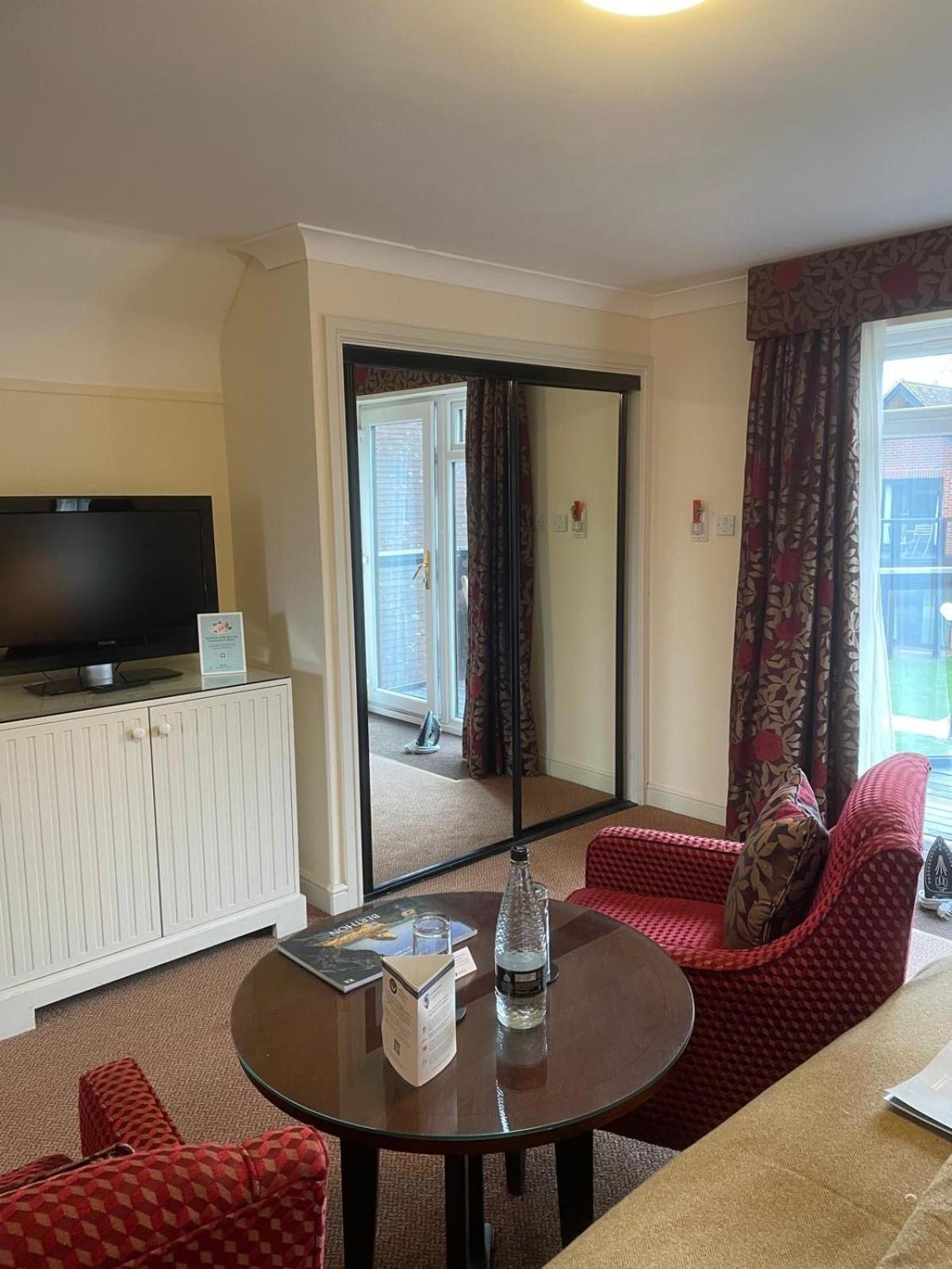 Macdonald Elmers Court Hotel y Resort Lymington Exterior foto