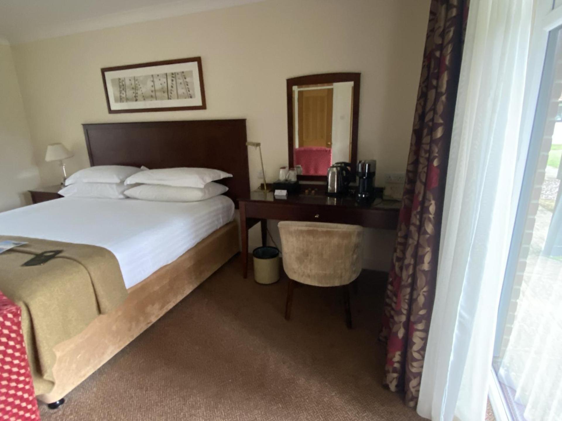 Macdonald Elmers Court Hotel y Resort Lymington Exterior foto