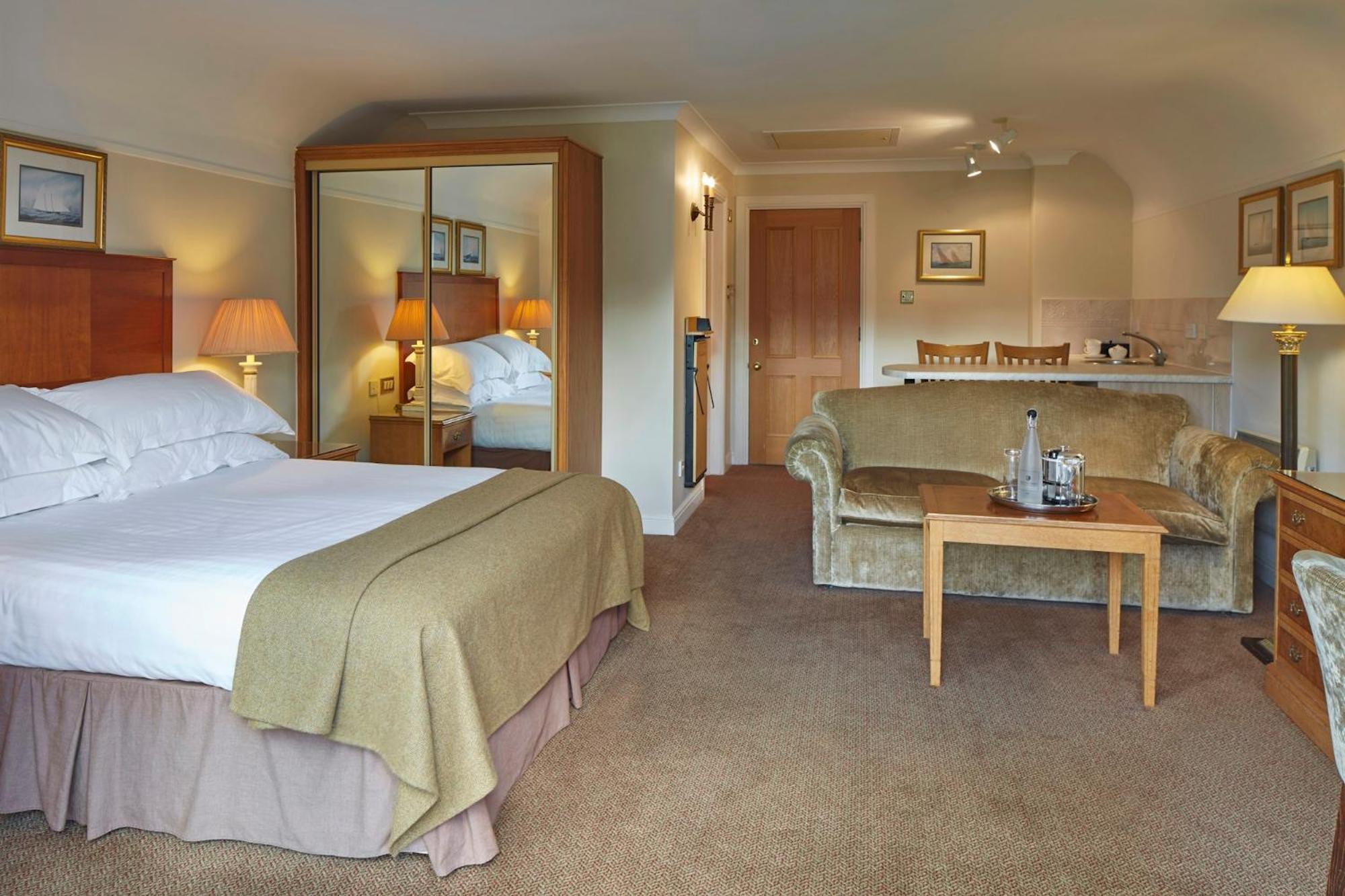 Macdonald Elmers Court Hotel y Resort Lymington Exterior foto