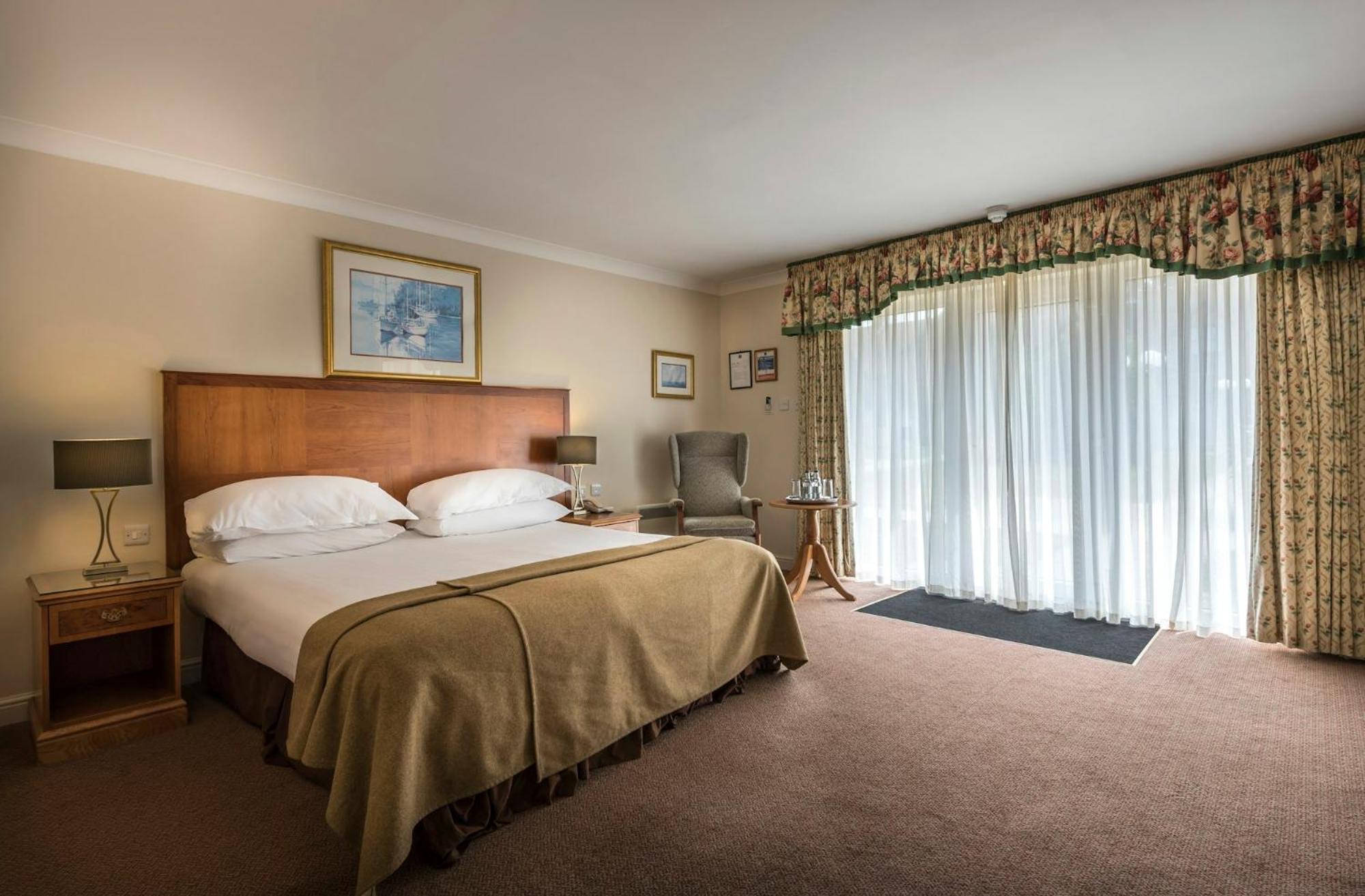 Macdonald Elmers Court Hotel y Resort Lymington Exterior foto